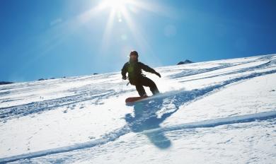 Skieur de freeride dans la poudreuse