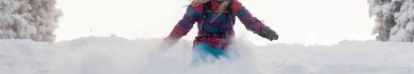 skieuse de freeride dans la poudreuse 