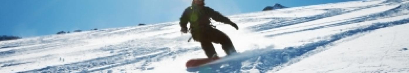 Skieur de freeride dans la poudreuse