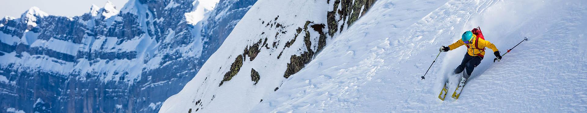 Freeride skieur descente extreme